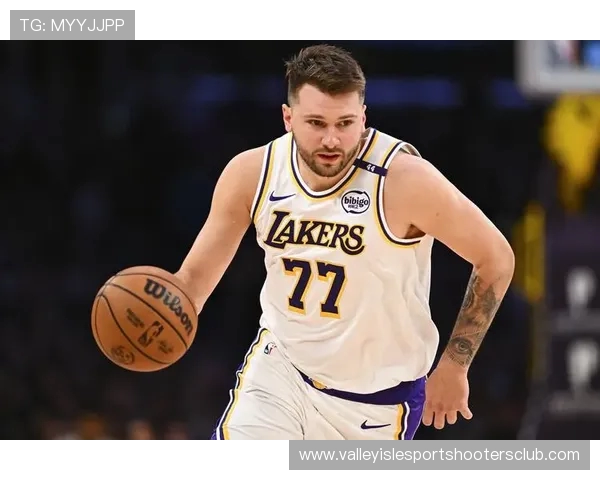 东契奇38+6+7里夫斯复出砍24分 湖人送黄蜂3连败